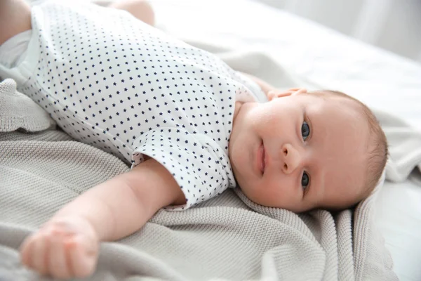 Adorable Bebé Recién Nacido Que Duerme Tranquilamente Cama — Foto de Stock