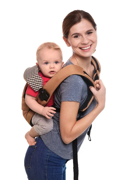 Vrouw Met Haar Zoon Draagzak Witte Achtergrond — Stockfoto