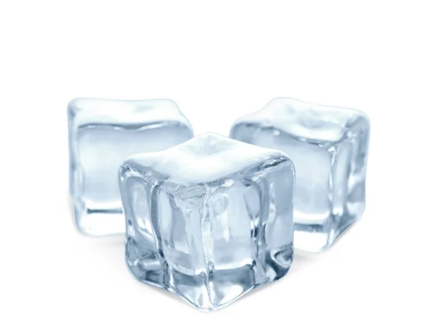 Beyaz Arkaplanda Kristal Berrak Buz Küpleri — Stok fotoğraf
