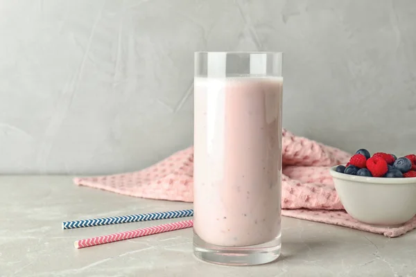 Komposisi Dengan Gelas Protein Shake Yang Sehat Atas Meja — Stok Foto