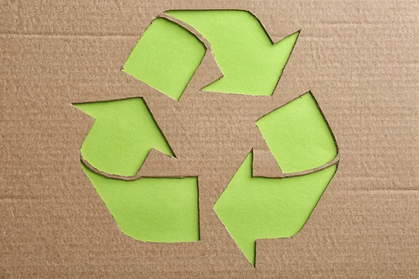 Blatt Karton Mit Ausgeschnittenem Recycling Symbol Auf Grünem Hintergrund Ansicht — Stockfoto