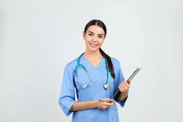 Ritratto Assistente Medico Con Stetoscopio Appunti Sfondo Chiaro — Foto Stock