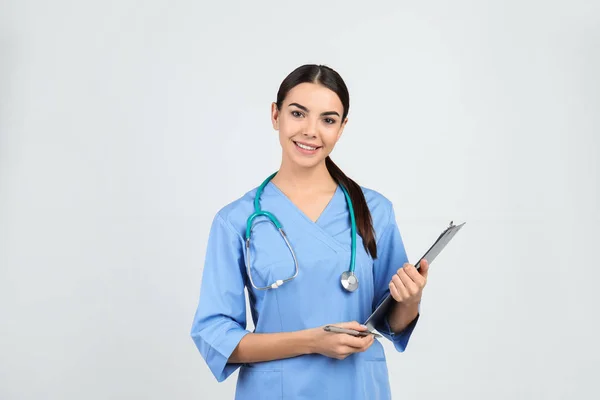 Retrato Assistente Médico Com Estetoscópio Área Transferência Fundo Claro — Fotografia de Stock