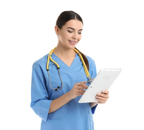 Porträt Eines Arzthelfers Mit Stethoskop Und Tablet Auf Weißem Hintergrund — Stockfoto