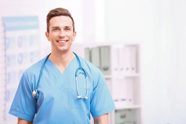 Retrato Assistente Médico Com Estetoscópio Hospital Espaço Para Texto — Fotografia de Stock