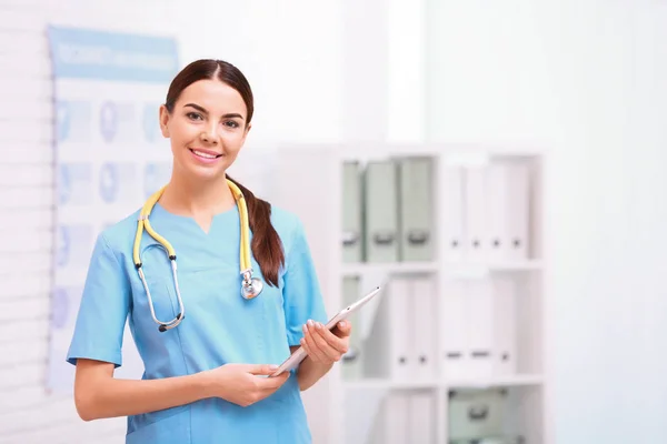 Retrato Assistente Médico Com Estetoscópio Hospital Espaço Para Texto — Fotografia de Stock