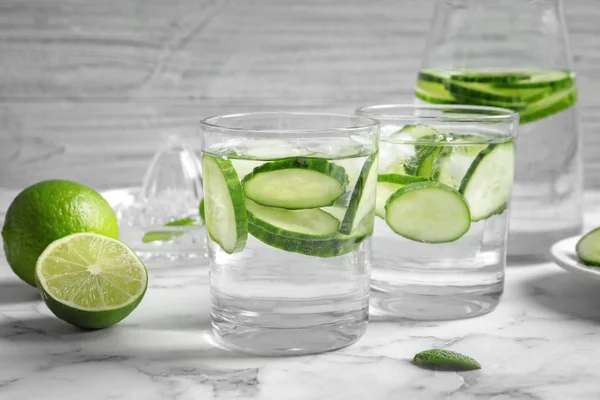 Vasos Con Agua Fresca Pepino Sobre Mesa Sobre Fondo Claro — Foto de Stock