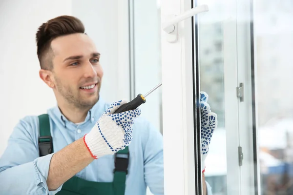 Trabajador Construcción Usando Elevador Succión Durante Instalación Ventanas Interiores — Foto de Stock