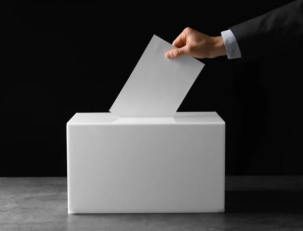 Homme Mettant Son Vote Dans Les Urnes Sur Table Sur — Photo