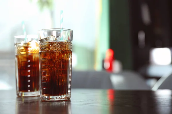 Gläser Mit Erfrischender Cola Und Eiswürfeln Auf Dem Tisch Drinnen — Stockfoto