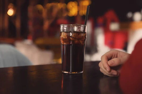 Hombre Con Vaso Refresco Cola Mesa Interior Primer Plano Espacio — Foto de Stock