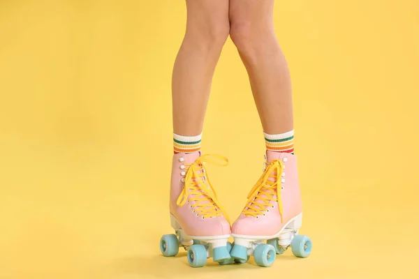 Jovem Mulher Com Patins Retro Fundo Cor Close — Fotografia de Stock