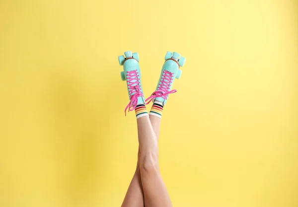 Junge Frau Mit Retro Rollschuhen Auf Farbigem Hintergrund Nahaufnahme — Stockfoto