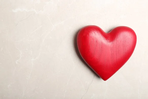 Inima Decorativă Roșie Simbol Iubirii Fundal Color Vedere Sus Spațiu — Fotografie, imagine de stoc