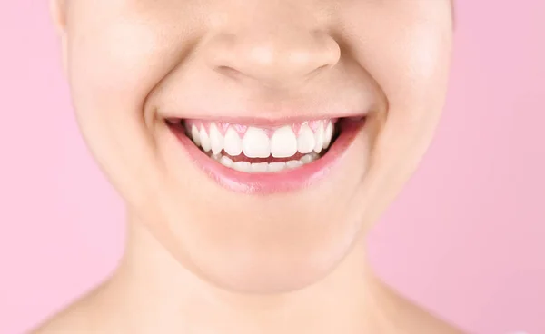 Renk Arka Plan Closeup Güzel Gülümseme Ile Genç Kadın — Stok fotoğraf