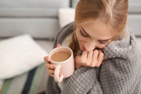 美丽的年轻女子裹着格子 坐在家里的地板上喝咖啡 冬季气氛 — 图库照片