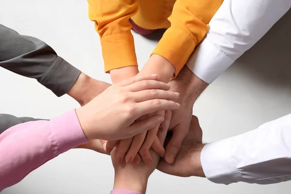 Jovens Juntando Mãos Sobre Fundo Branco Vista Superior — Fotografia de Stock