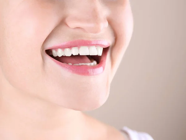 Mujer Joven Con Una Hermosa Sonrisa Fondo Color Primer Plano —  Fotos de Stock