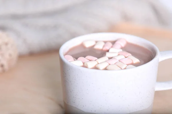 Csésze Aromás Cacao Marshmallows Elmosódott Háttér Közelkép Hely Szöveg — Stock Fotó