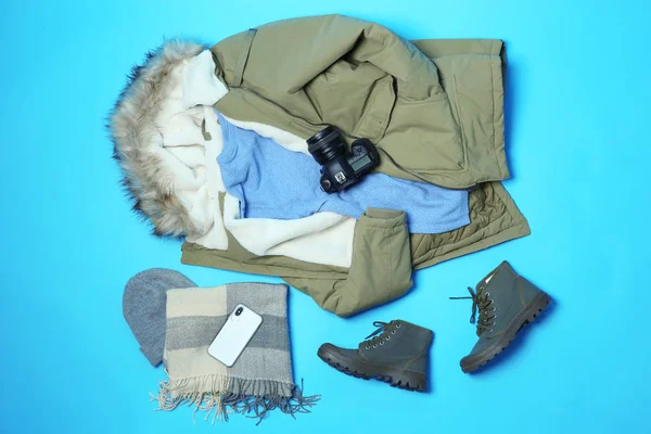Επίπεδη Lay Σύνθεση Ζεστά Ρούχα Για Χειμερινές Διακοπές Στο Χρώμα — Φωτογραφία Αρχείου