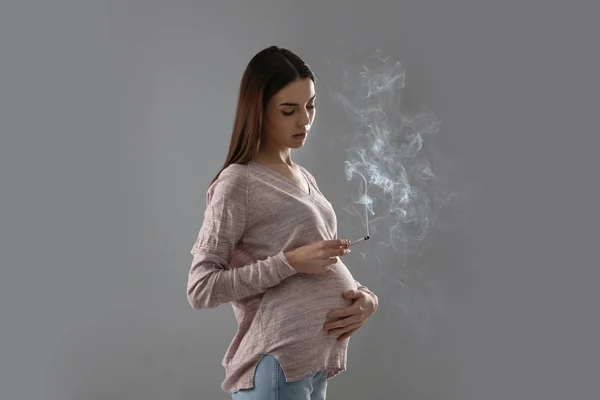 Jovem Grávida Fumando Cigarro Fundo Cinza — Fotografia de Stock