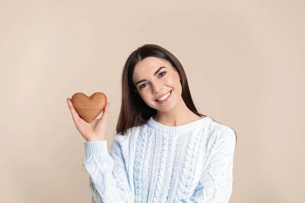 Ritratto Giovane Donna Con Cuore Legno Sfondo Colori — Foto Stock