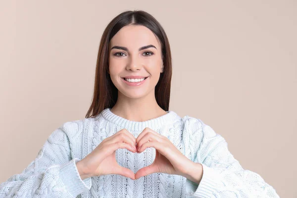 Ritratto Giovane Donna Che Cuore Con Mani Sullo Sfondo Colori — Foto Stock