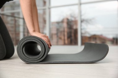 Kadın çalışırken yoga mat katta kapalı, portre. Metin için yer