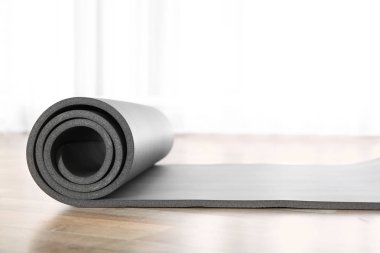 Gri yoga mat katta kapalı haddelenmiş
