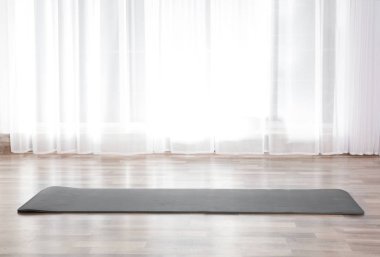 Gri yoga mat katta kapalı. Metin için yer