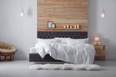 Şık oda büyük rahat yatakta. Modern iç mekan tasarımları