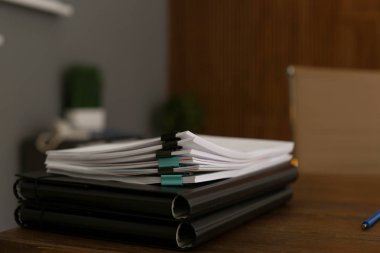 Belgeler Ofis ahşap masa üzerinde yığını. Metin için yer