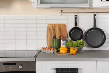 Temiz tencere, mutfak eşyaları ve ürünler modern mutfak tablo kümesi. Metin için yer