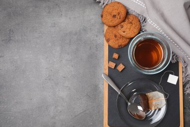 Taze çay, kurabiye ve tablo metin için yer düz yatıyordu kompozisyonu