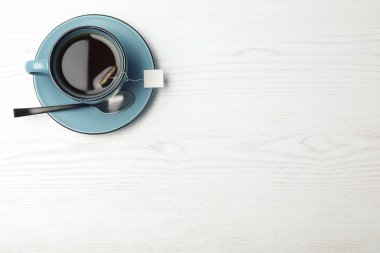 Fincan taze çay ahşap arka plan, üstten görünüm üzerinde. Metin için yer
