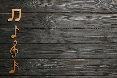 Müzik notlar ve tiz nota anahtarı ahşap arka plan, üstten görünüm üzerinde. Metin için yer