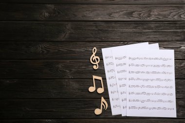 Yaprak ve müzik notlar ahşap arka plan, üstten görünüm üzerinde. Metin için yer