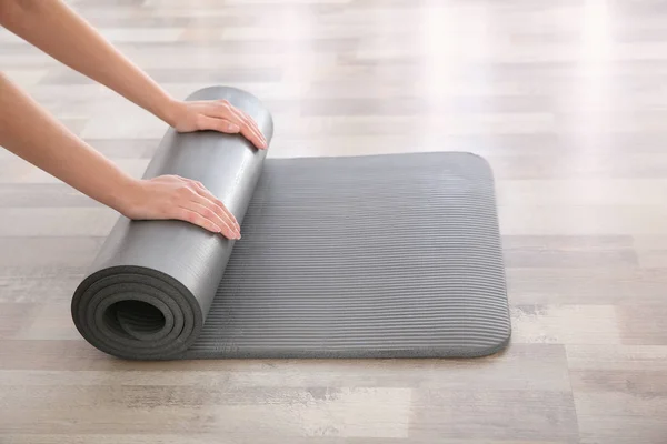 Donna Rotolamento Tappetino Yoga Sul Pavimento Chiuso Primo Piano — Foto Stock
