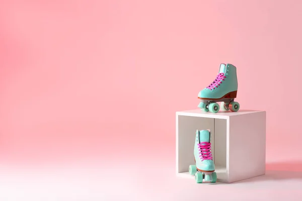 Paire Patins Roulettes Vintage Cube Rangement Sur Fond Couleur Espace — Photo