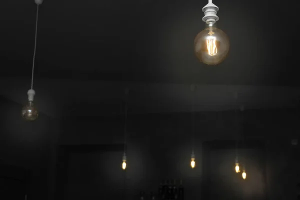 暗い部屋で電球 テキストのためのスペース — ストック写真
