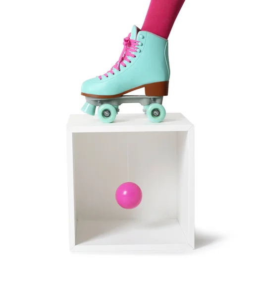 Kvinna Som Bär Vintage Roller Skate Och Lagring Kub Med — Stockfoto