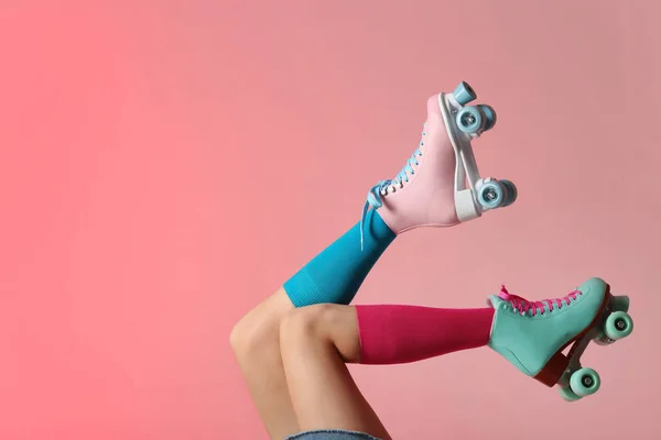 クローズ アップの背景色のビンテージのローラー スケートを持つ女性 テキストのためのスペース — ストック写真