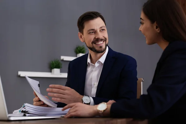 Personeelsleden Van Het Bureau Werken Met Documenten Tafel Binnenshuis — Stockfoto