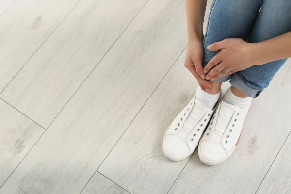 Young Woman Suffering Leg Pain Indoors Closeup Space Text — Stock Photo, Image