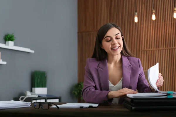 Vacker Affärskvinna Arbeta Med Dokument Tabell Office Utrymme För Text — Stockfoto