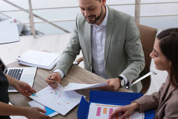 Personeelsleden Van Het Bureau Werken Met Documenten Tafel Binnenshuis — Stockfoto