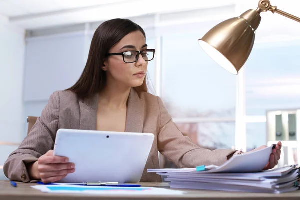 Femme Affaires Travaillant Avec Une Tablette Des Documents Table Bureau — Photo