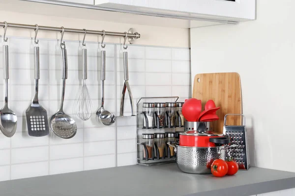 Set Von Sauberem Kochgeschirr Utensilien Und Produkten Auf Dem Tisch — Stockfoto