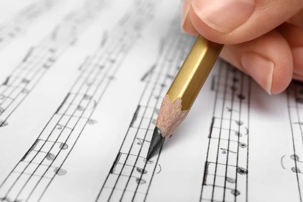 Femme Écrivant Des Notes Musique Sur Feuille Avec Crayon Gros — Photo