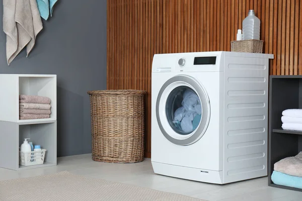 Wassen Van Verschillende Handdoeken Moderne Wasruimte — Stockfoto